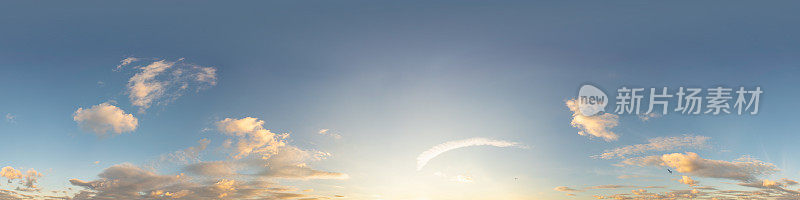深蓝色的日落天空全景与粉红色的积云。无缝hdr 360全景在球面等矩形格式。全天顶3D可视化，天空替代空中无人机全景。
